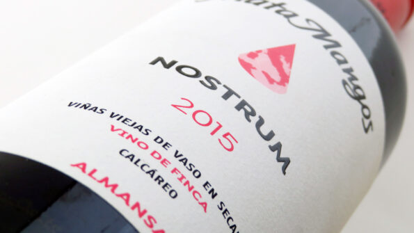 nostrum matamangos detalle etiqueta botella scaled